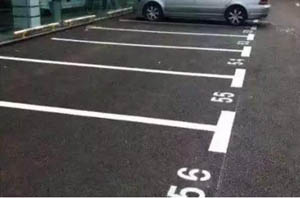 車(chē)子停在劃線(xiàn)的“停車(chē)位”上卻貼著違章停車(chē)罰單嗎？讓人不解？