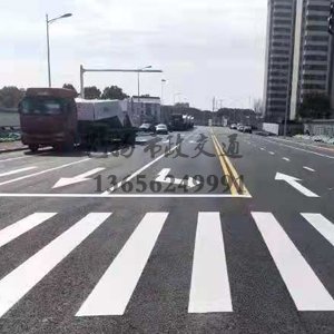 什么原因公路上的道路劃線一般都帶有反光膜？